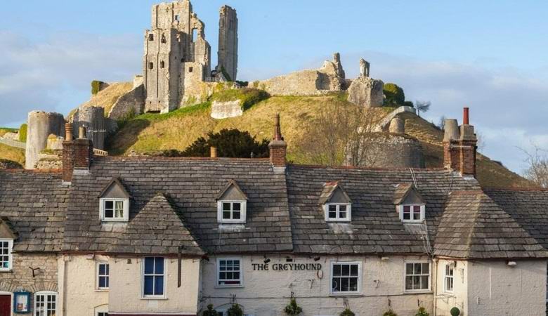 La faccia spettrale sorse in un pub inglese