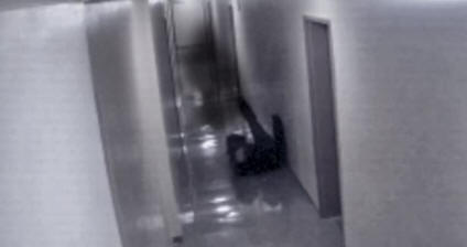 Il fantasma dell'ombra trascinava un uomo per la gamba