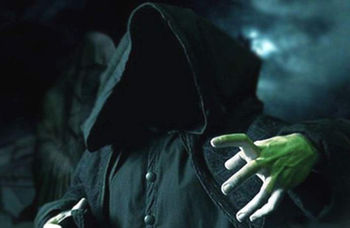 Il fantasma di un monaco nero riapparve nello specchio