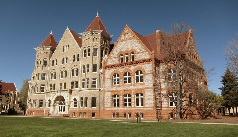 Il fantasma della ragazza catturato nella finestra dell'università