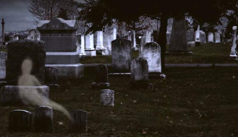 Il fantasma nel cimitero notturno ha spaventato lo scozzese
