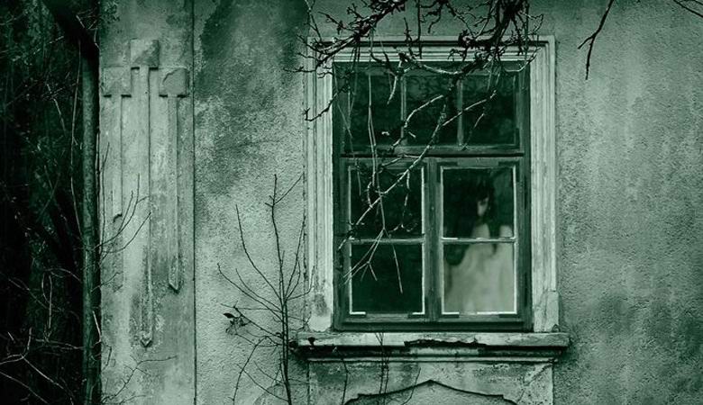Il fantasma apre le finestre nel vecchio cottage di notte