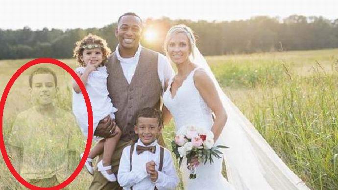 Il fantasma del figlio defunto è apparso sulla fotografia del matrimonio di sua madre