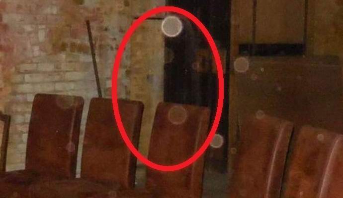 Il fantasma ha attirato l'attenzione con un colpo minaccioso.