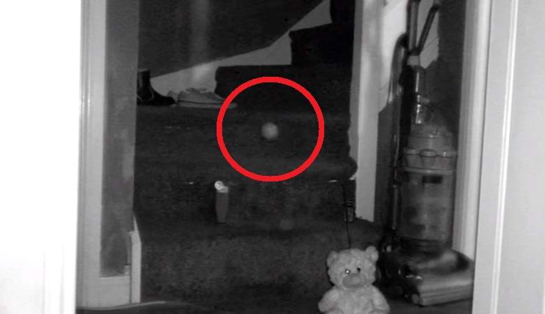 Il fantasma di un bambino lancia una palla dalle scale in un inquietante video