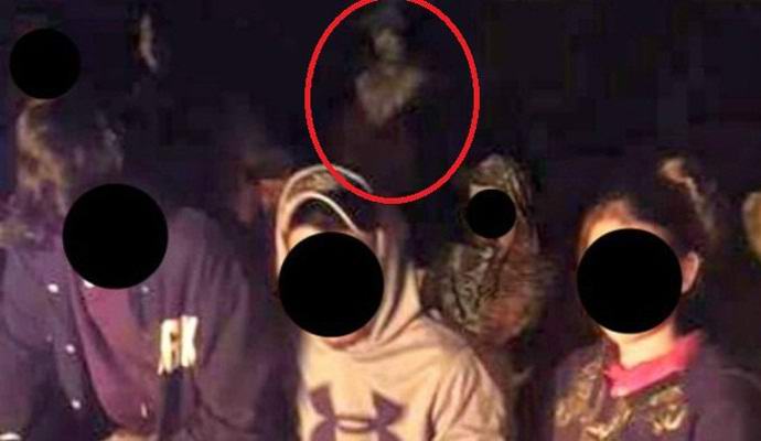 Il fantasma è stato fotografato con bambini vicino al fuoco