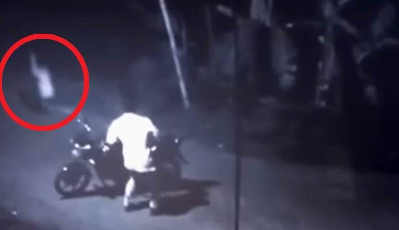 Il fantasma di una donna sulla strada ha spaventato un motociclista