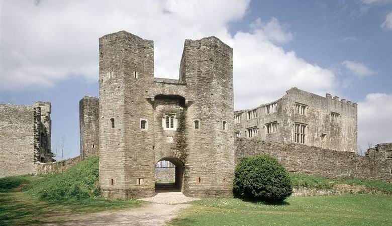 I fantasmi dei fratelli apparvero vicino al castello medievale