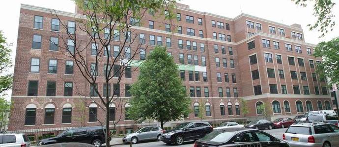 I fantasmi terrorizzano gli ospiti e i facchini di una casa d'élite di New York