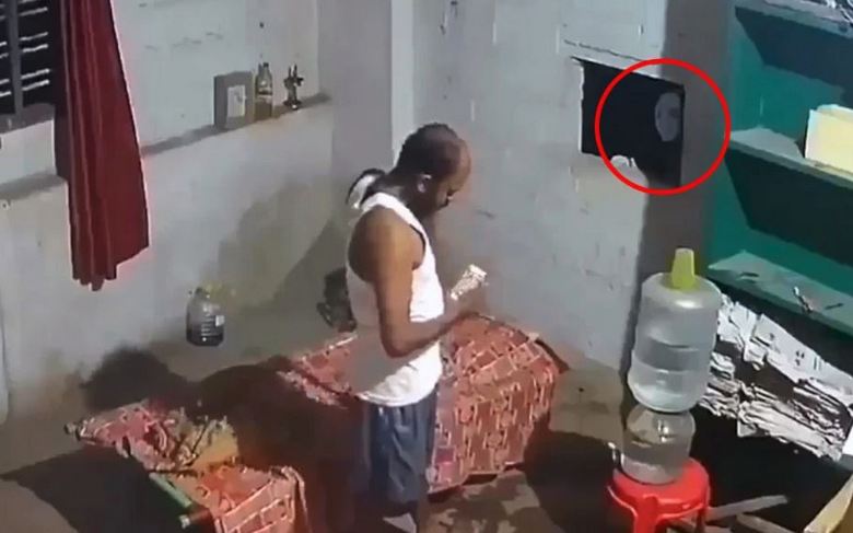 I fantasmi ci guardano costantemente.