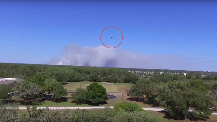 Un UFO che vola ad alta velocità colpisce accidentalmente l'obiettivo della videocamera