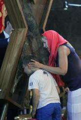 I credenti che attraversano la croce di Sant'Andrea il Primo Chiamato baciano il santuario e sperano in un miracolo. Foto