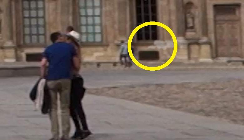 Un fantasma che scivola vicino al Louvre