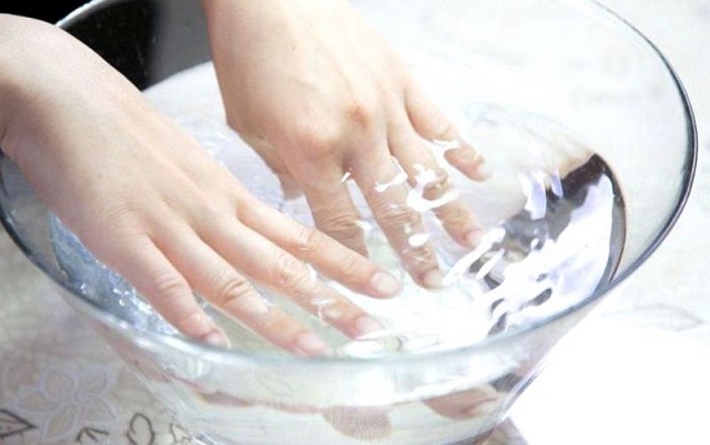 Metti alla prova il tuo cuore abbassando la mano in acqua fredda per 30 secondi.