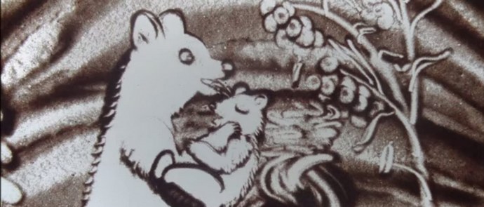 Lo psicologo guarisce i bambini dipingendo nella sabbia