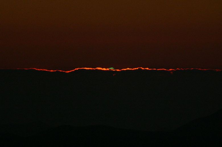 Un raro fenomeno naturale - un raggio verde