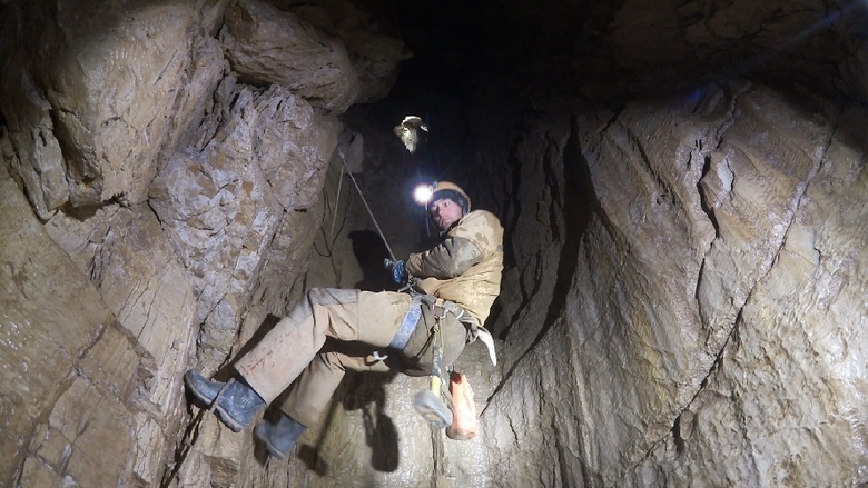 Gli speleologi russi hanno stabilito un nuovo record: sono scesi a 2212 metri di profondità nella Terra