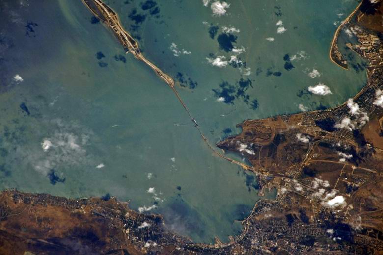 L'astronauta russo ha condiviso le foto del ponte di Crimea