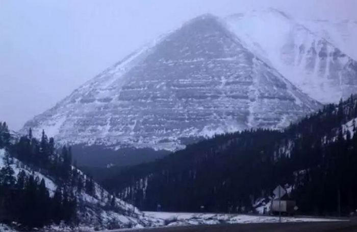 Piramidi artificiali dell'Alaska ghiacciata