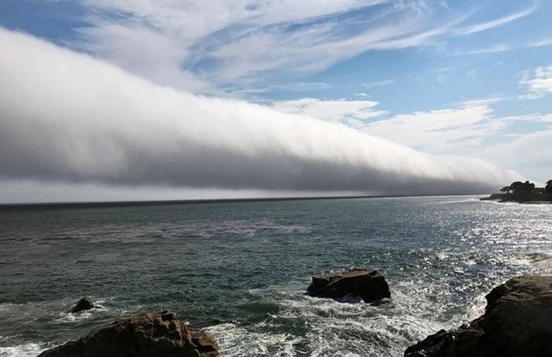 Roll cloud ha spaventato la gente della spiaggia della California