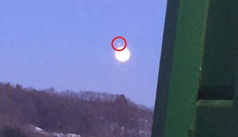 Un colossale UFO è schizzato dalla superficie della luna