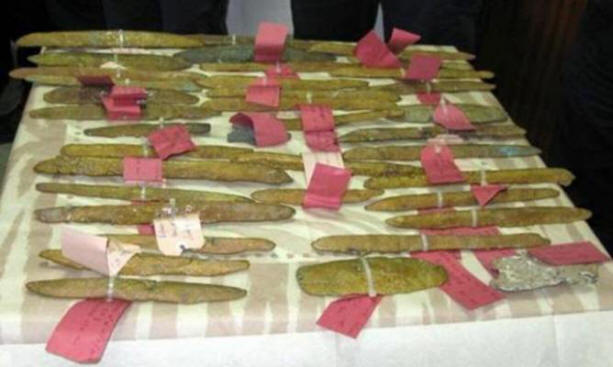 Dalla nave affondata sollevarono lingotti di giovenca, metallo di Atlantide