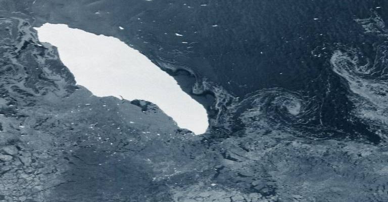 Il più grande iceberg del mondo sulla strada per incontrare il santuario dei pinguini 