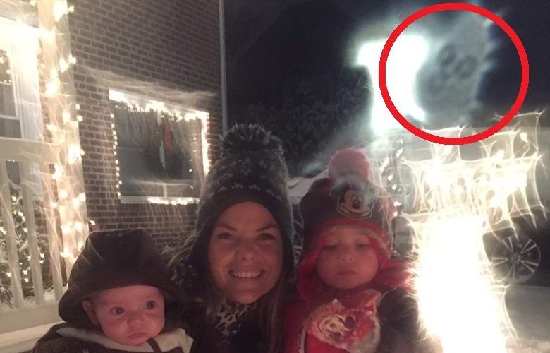 La famiglia ha fotografato accidentalmente un fantasma di buon Natale.
