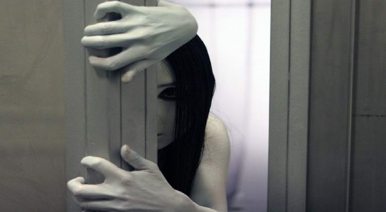 Fotografato un fantasma fuori dalla porta