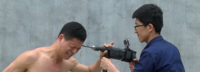 Il monaco Shaolin non solo la spada, ma non fa nemmeno un trapano