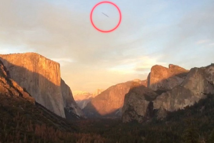 UFO a forma di sigaro nelle montagne della California