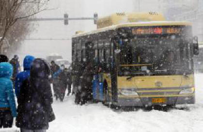 La più forte nevicata in 60 anni ha fermato la vita della cinese Harbin