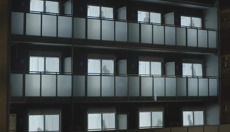 Le sagome sulle tende delle finestre proteggeranno le donne giapponesi solitarie