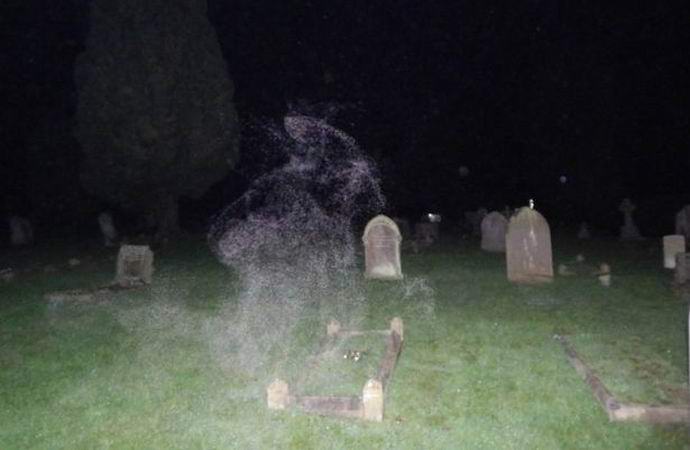Lo scettico credeva nei fantasmi fotografandone uno in un cimitero buio