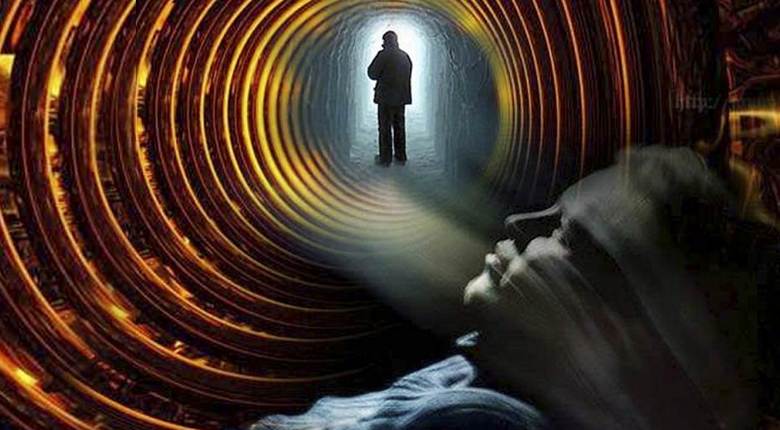 Una scultura che simboleggia e spiega in una certa misura la transizione verso un altro mondo