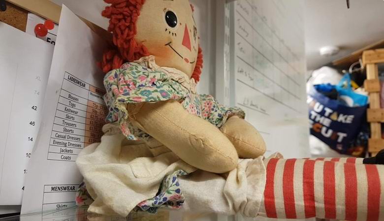 Guardiamo un video unico: una bambola di pezza si muove spontaneamente