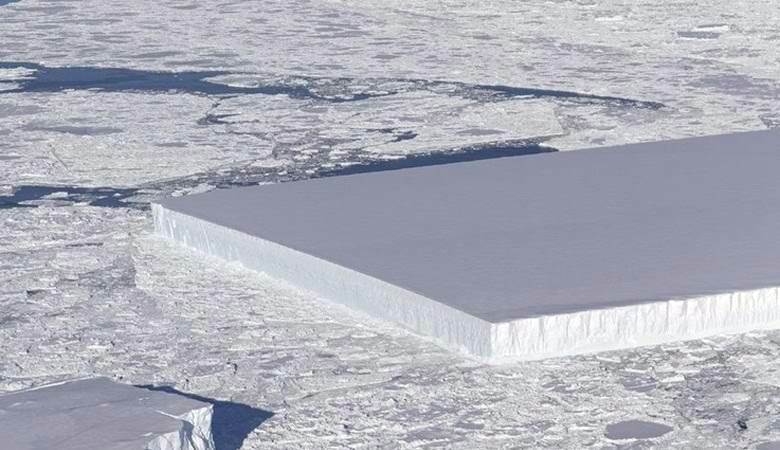 Un'istantanea di un iceberg rettangolare ha colpito Internet