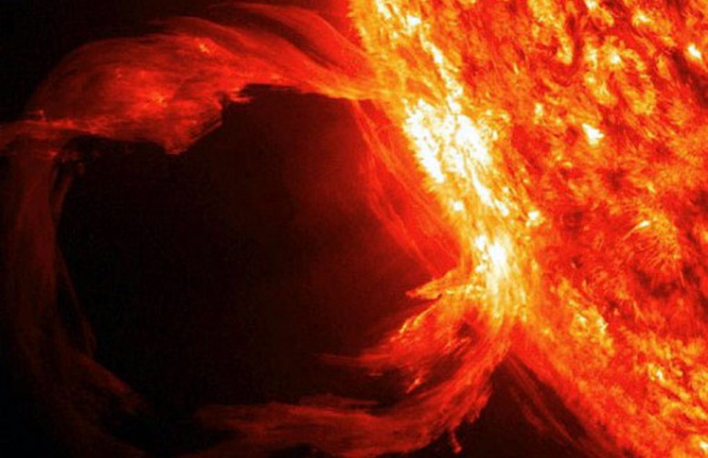 Il sole ha presentato agli scienziati un nuovo indovinello: un gigantesco oggetto oscuro