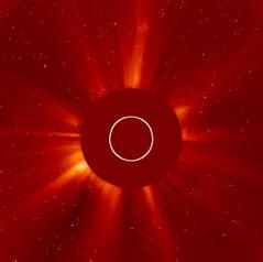 Il sole ha sputato fuori un gigantesco bruco.