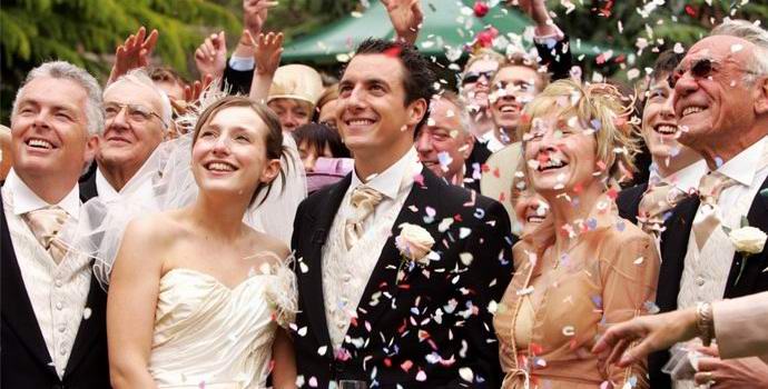 Un post su un social network ha salvato un matrimonio a cui nessuno è venuto.