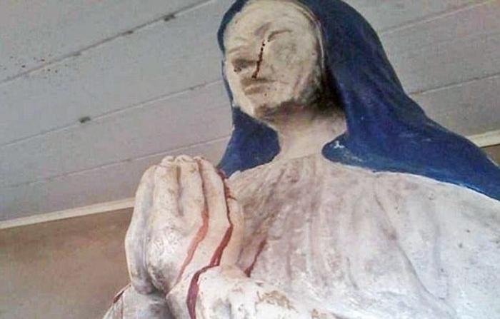 La statua della Vergine Maria piange con lacrime di sangue