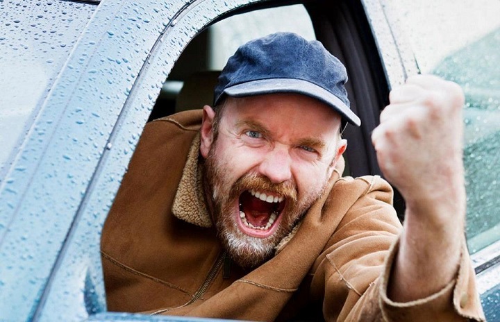 Il costo dell'auto e la maleducazione sulle strade hanno un collegamento
