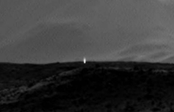 Il pilastro della luce di notte su Marte