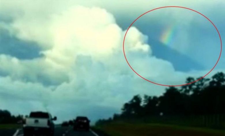 Strano paradiso: un arcobaleno bloccato, un angelo volante tra le nuvole ...