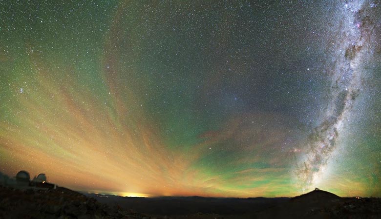 Strane onde luminose nel cielo sopra l'America