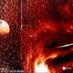 Uno strano oggetto colossale nelle immagini della NASA al momento del volo della cometa ISON