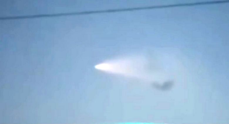 Uno strano UFO ha colpito le notizie televisive della Cina