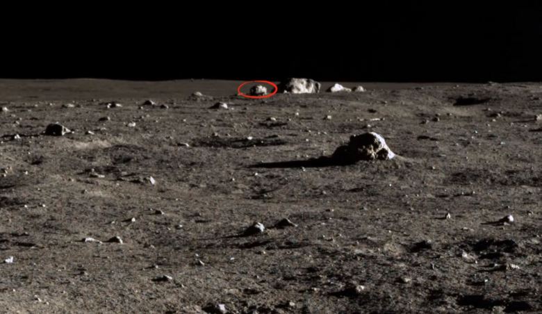 Uno strano oggetto sulla superficie lunare