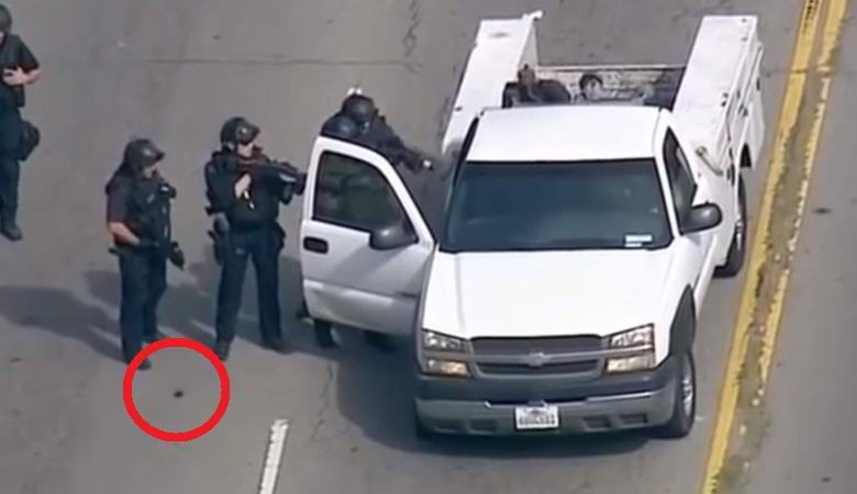 Uno strano oggetto separato dalla gamba di un poliziotto dopo aver inseguito un criminale