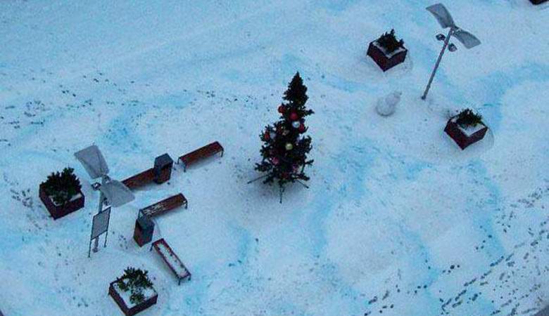 Strana neve blu è caduta a San Pietroburgo